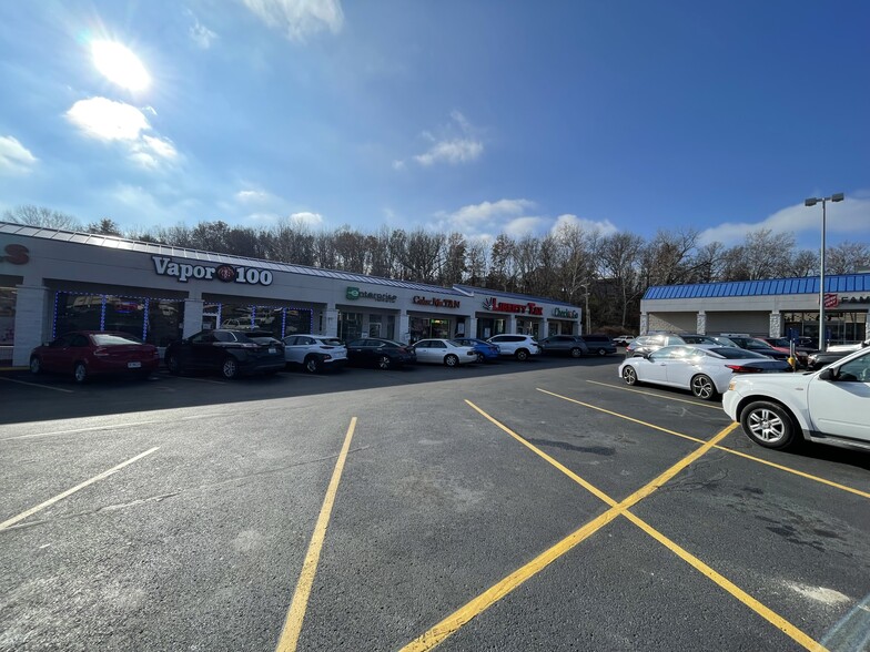 100-200 Steamboat Bend Shopping Ctr, Hannibal, MO for rent - Building Photo - Image 1 of 3