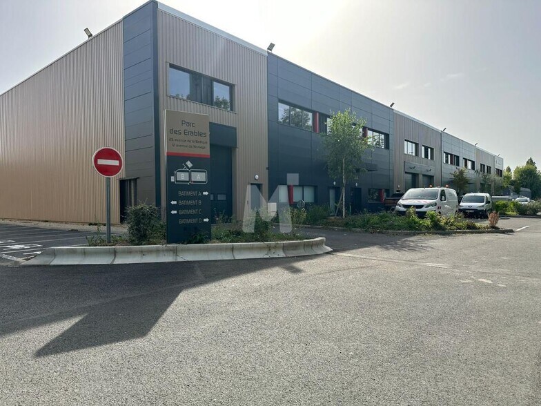 Light Industrial in Villebon-sur-Yvette to rent - Building Photo - Image 1 of 14
