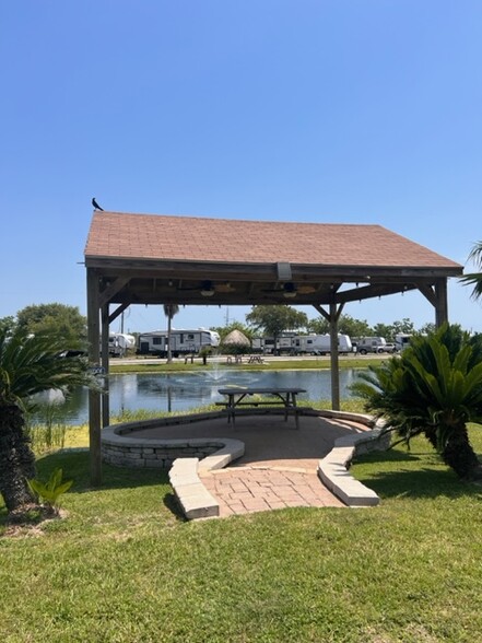 2231 E Bayshore Dr, San Leon, TX for sale - Primary Photo - Image 1 of 1