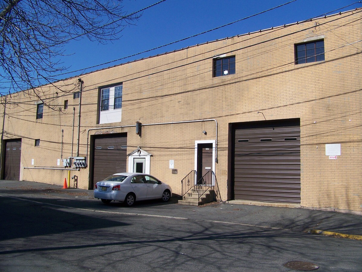 117 Herman St, East Rutherford, NJ 07073 UK