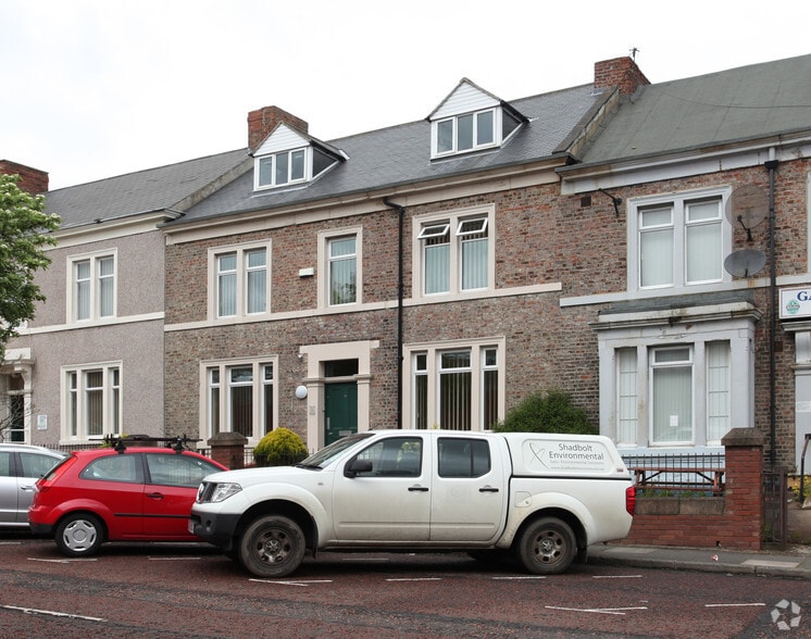 18 Bewick Rd, Gateshead to rent - Primary Photo - Image 1 of 2