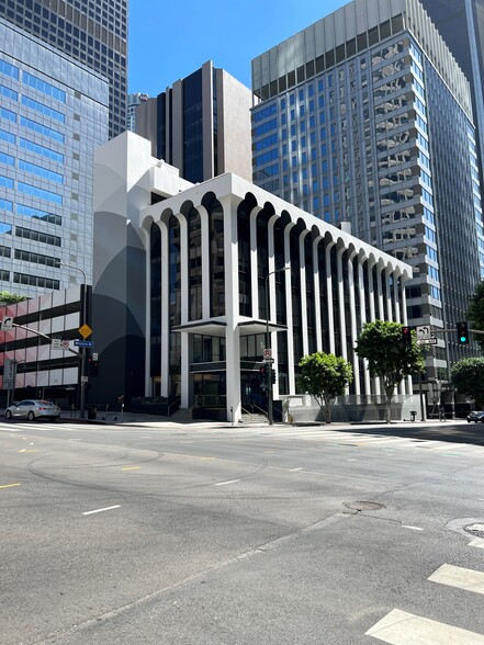 835 Wilshire Blvd, Los Angeles, CA for rent - Building Photo - Image 1 of 2