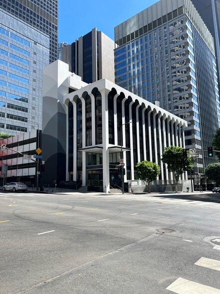 835 Wilshire Blvd, Los Angeles, CA for rent - Building Photo - Image 2 of 5