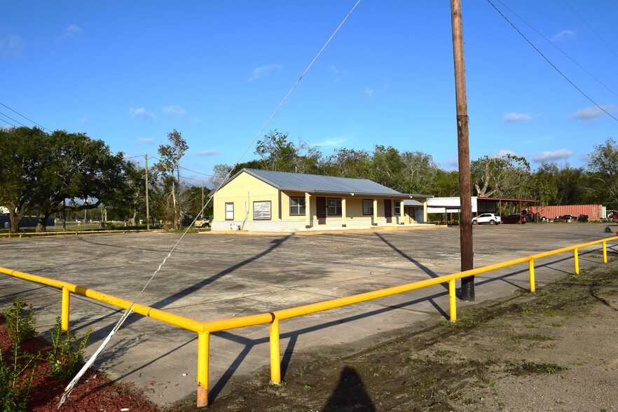 1716 N Gordon St, Alvin, TX for rent - Building Photo - Image 1 of 27