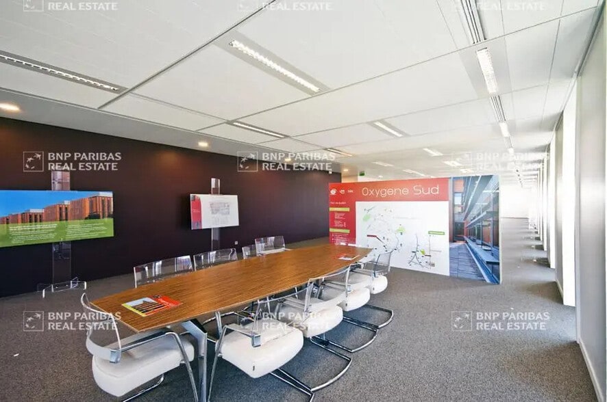 1 Rue Du Cottage Tolbiac, Chevilly-Larue to rent - Building Photo - Image 2 of 13