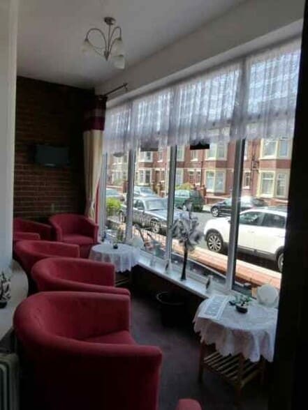 57-59 Holmview Rd, Blackpool for sale - Interior Photo - Image 3 of 11