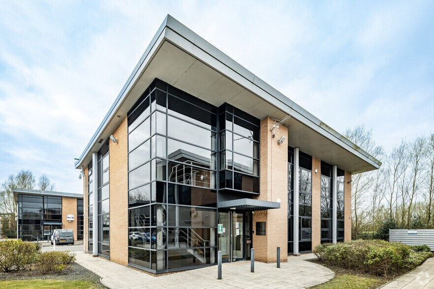 De Havilland Dr, Liverpool to rent - Primary Photo - Image 1 of 3