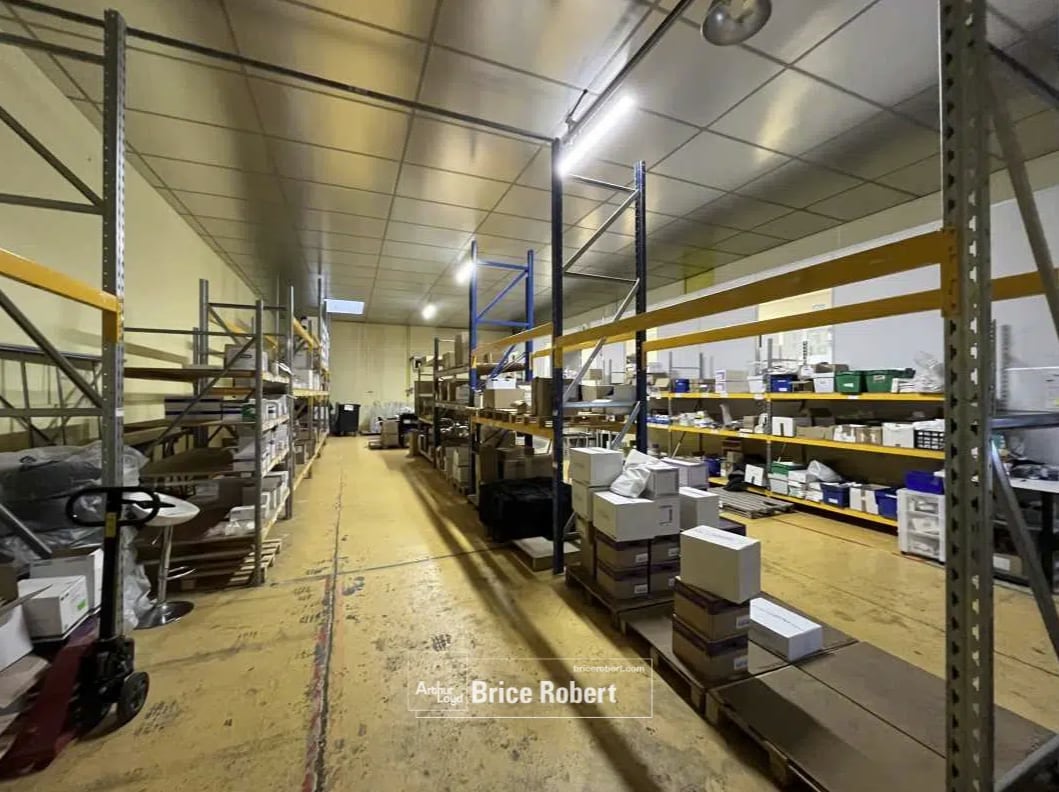 Light Industrial in Villeurbanne to rent Interior Photo- Image 1 of 3
