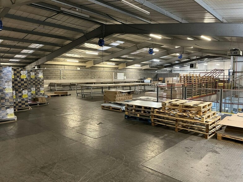 21 St Andrews Way, London to rent - Building Photo - Image 2 of 10