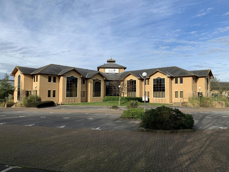 Compass Rd, Portsmouth to rent - Building Photo - Image 2 of 19