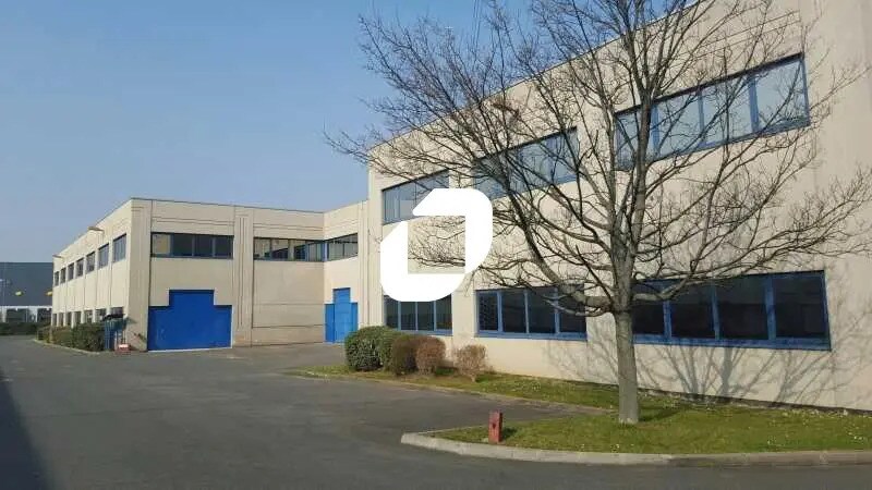 Location Local d'activités 900 m² - Photo 1