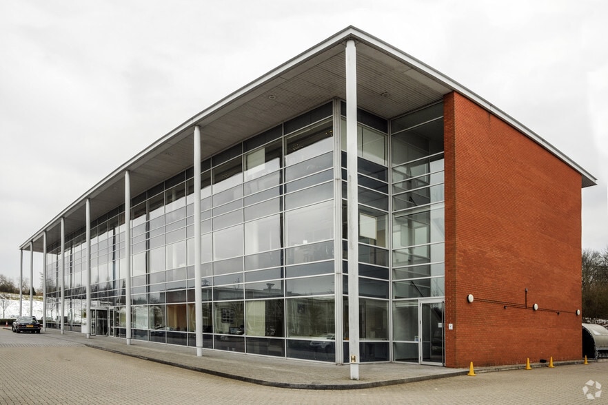 Centennial Av, Elstree to rent - Building Photo - Image 3 of 12