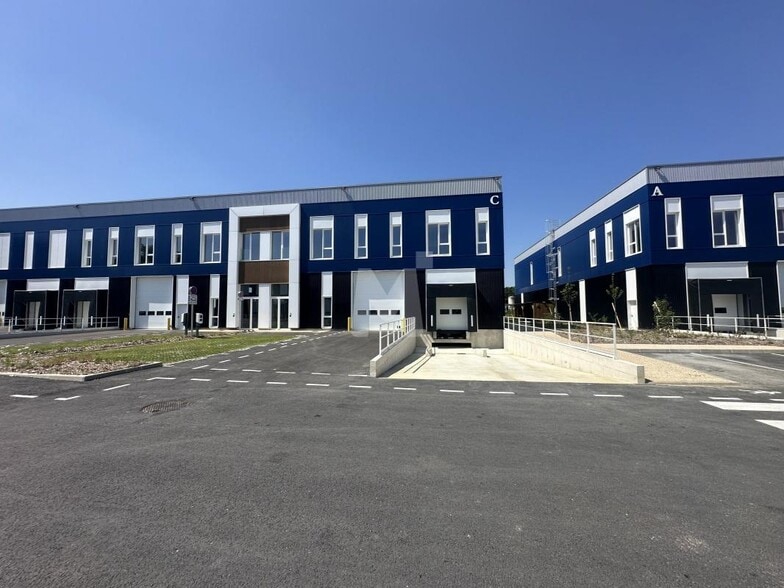 Light Industrial in Moissy-Cramayel to rent - Building Photo - Image 3 of 19