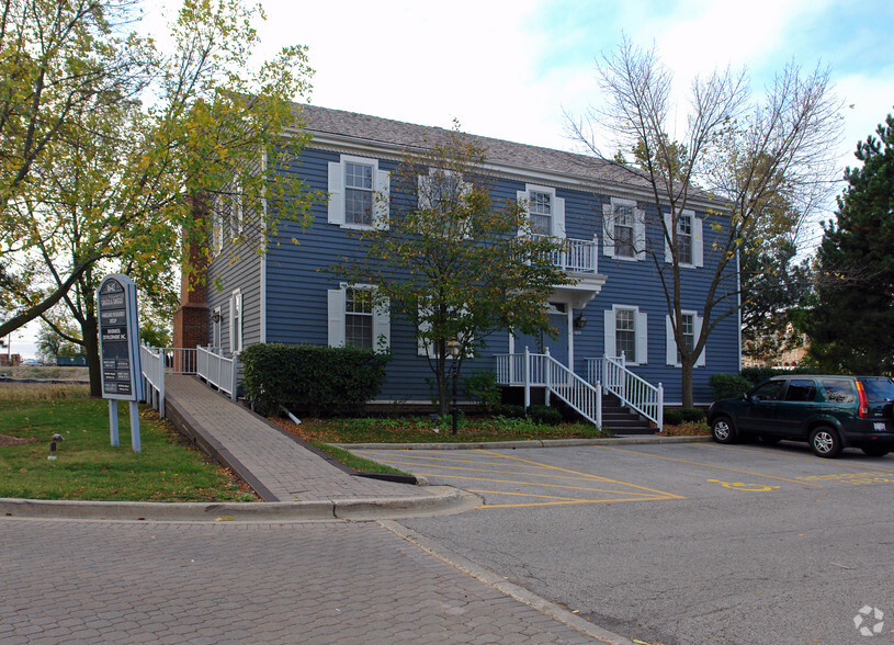 1642 W Colonial Pky, Inverness, IL for rent - Primary Photo - Image 3 of 8