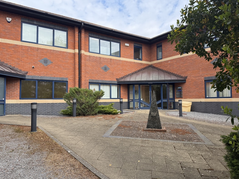 Pynes Hl, Exeter to rent - Primary Photo - Image 1 of 3