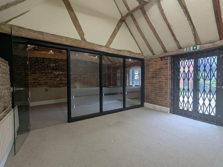 Birtley Rd, Guildford to rent - Building Photo - Image 3 of 6