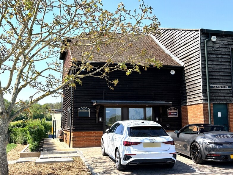 5 Warren House Rd, Wokingham to rent - Primary Photo - Image 1 of 2