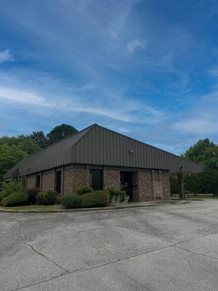 142 Bickett Blvd, Louisburg, NC for rent - Building Photo - Image 1 of 3