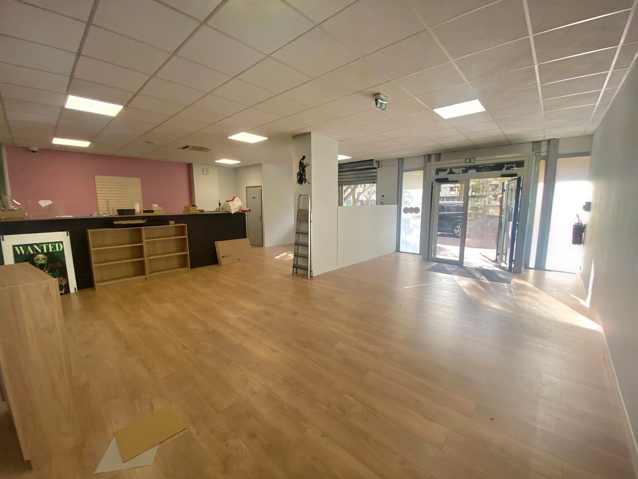 Retail in Marseille to rent Interior Photo- Image 1 of 6