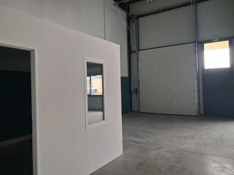 Light Industrial in Frans to rent - Interior Photo - Image 3 of 4