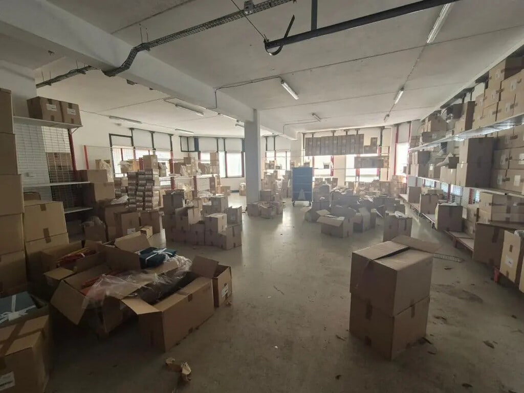 Location Entrepôt 325 m² - Photo 1