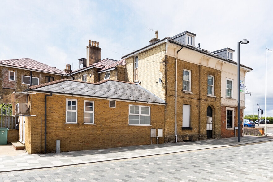 115 Station Rd, Ashford to rent - Building Photo - Image 2 of 3