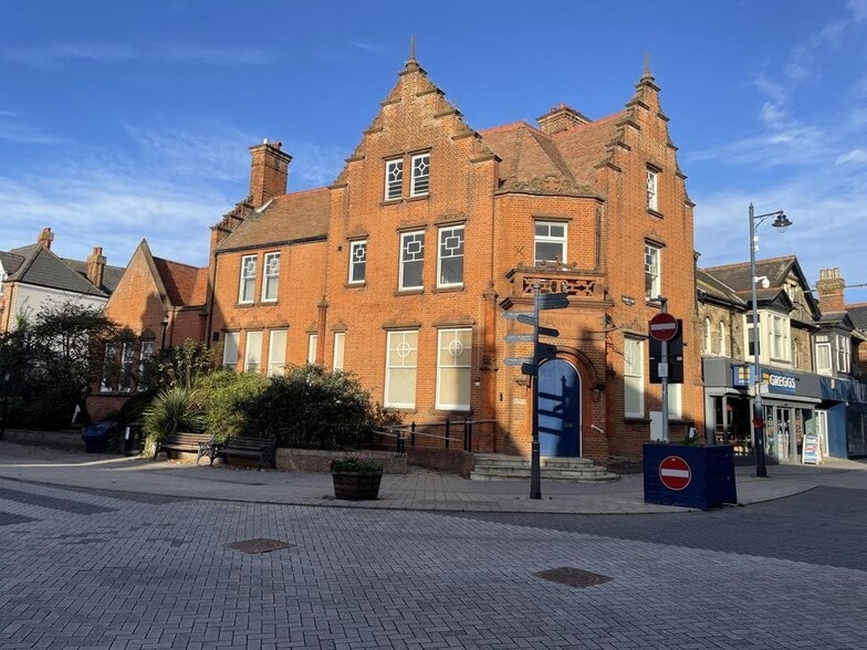 33 Hamilton Rd, Felixstowe to rent - Building Photo - Image 1 of 5