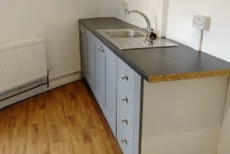 Dormans Park Rd, East Grinstead to rent Interior Photo- Image 2 of 2