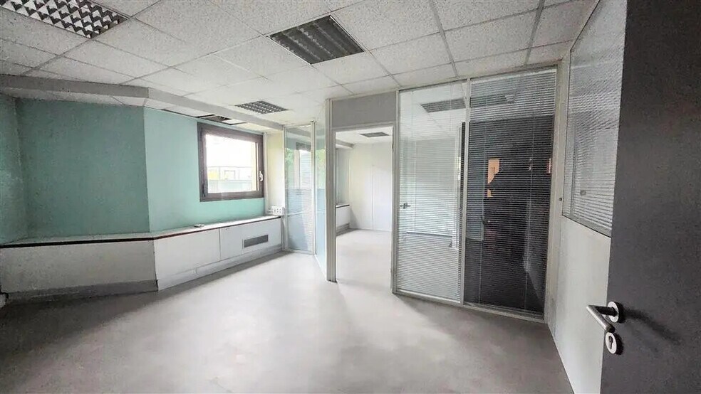 Office in La Garenne-Colombes to rent - Building Photo - Image 3 of 8