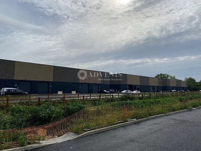 Light Industrial in Aubergenville for sale - Building Photo - Image 3 of 12