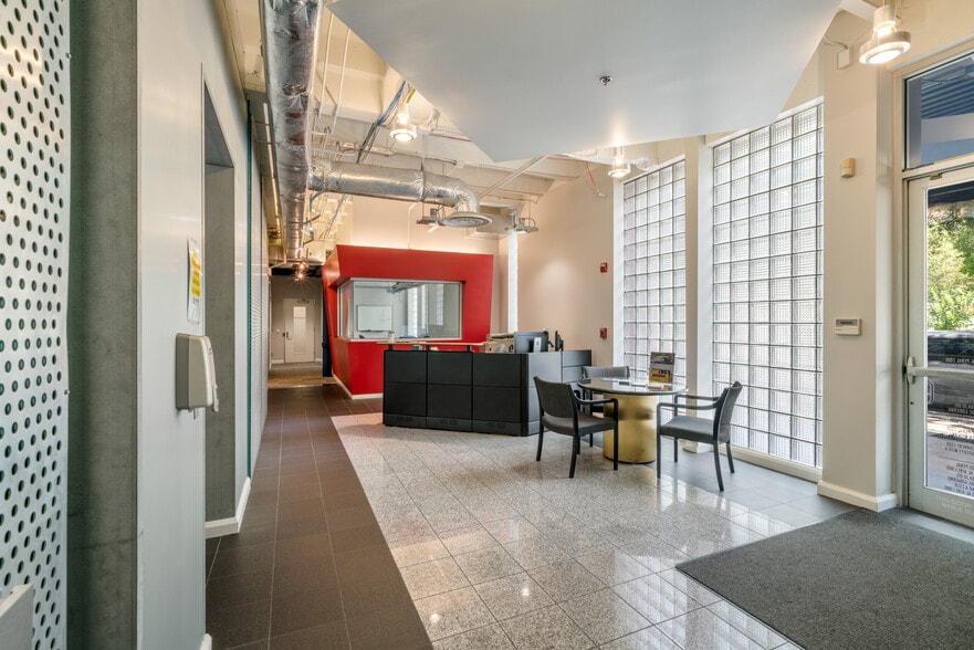 402 Pierce, Houston, TX to rent - Lobby - Image 2 of 12