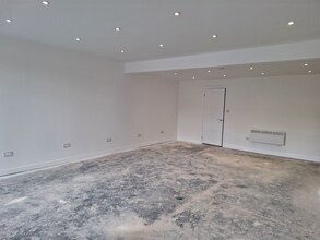 9-21 Trough Gate, Oldham to rent Interior Photo- Image 2 of 3