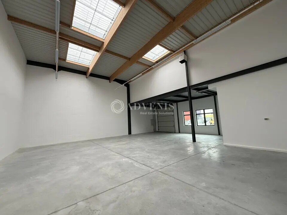 Light Industrial in Lieusaint for sale Building Photo- Image 1 of 8