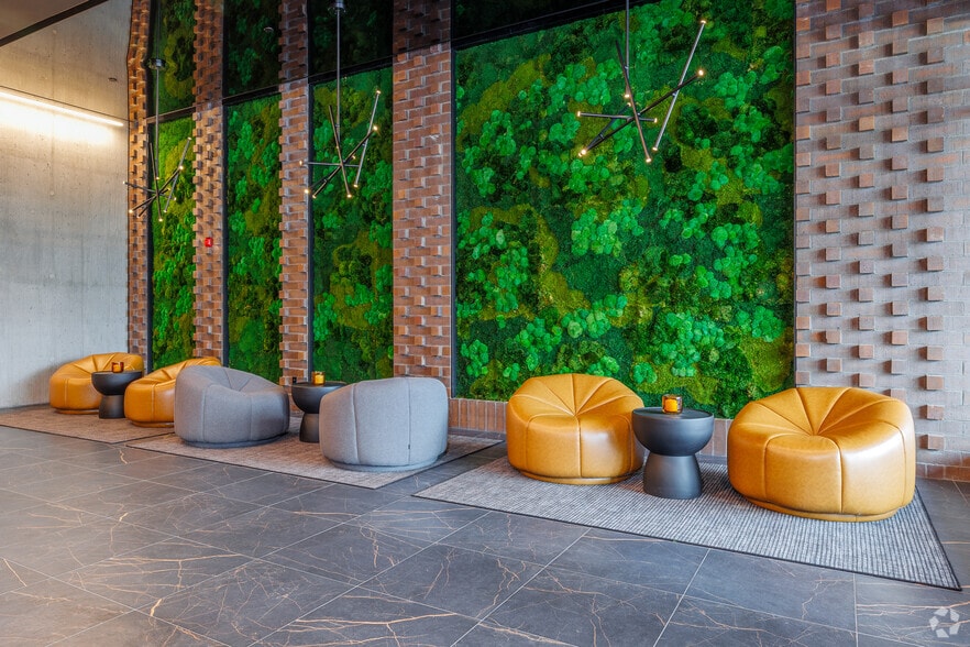 5200 St De La Savane, Montréal, QC to rent - Lobby - Image 3 of 31