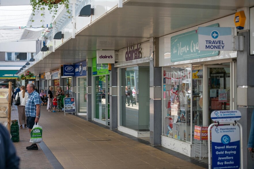 1-21 West Walk, Yate to rent - Building Photo - Image 3 of 7