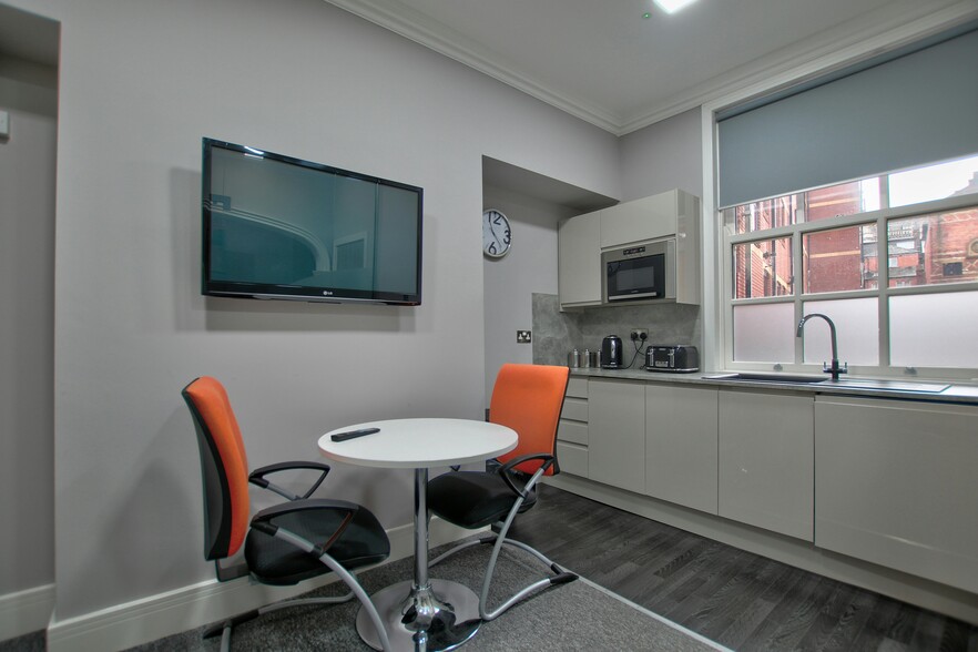 2 Park Sq E, Leeds for rent - Building Photo - Image 3 of 13