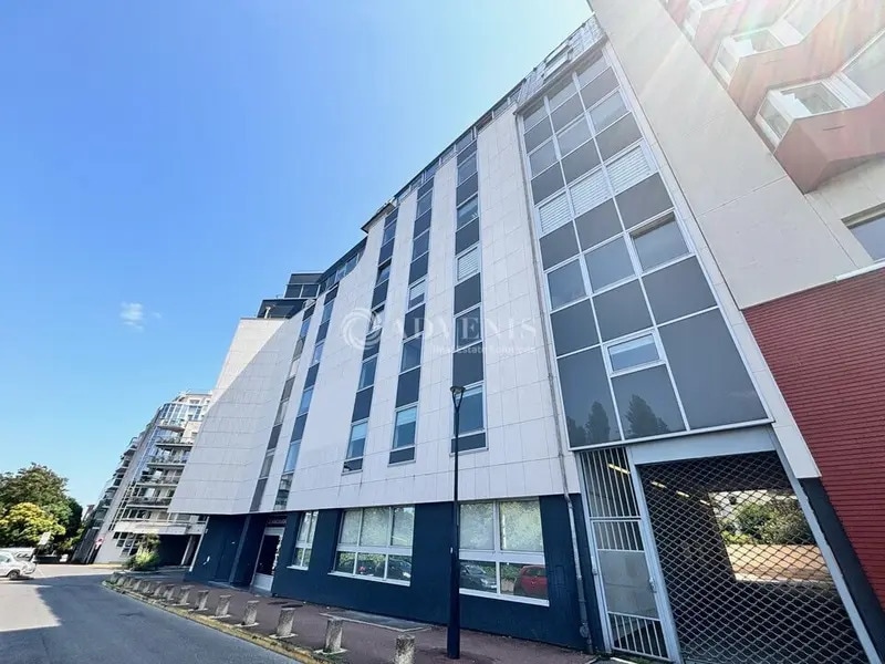 Office in Joinville-le-Pont to rent Building Photo- Image 1 of 7