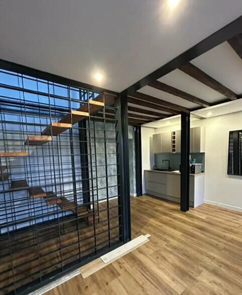 Office in Levallois-Perret to rent - Interior Photo - Image 1 of 3