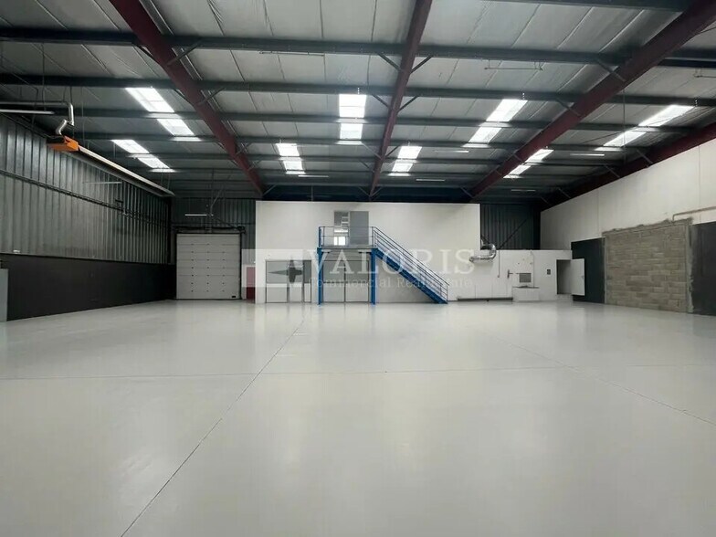 Light Industrial in Chassieu to rent - Interior Photo - Image 2 of 9
