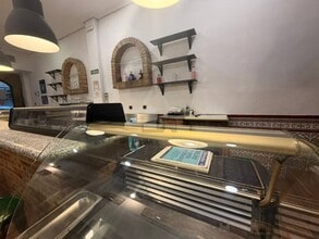 Retail in Madrid, Madrid to rent Interior Photo- Image 2 of 5