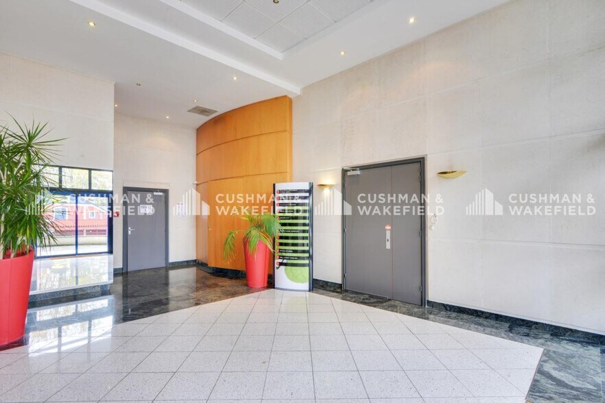 1 Chemin Jean-Marie Vianney, Écully to rent - Lobby - Image 3 of 15