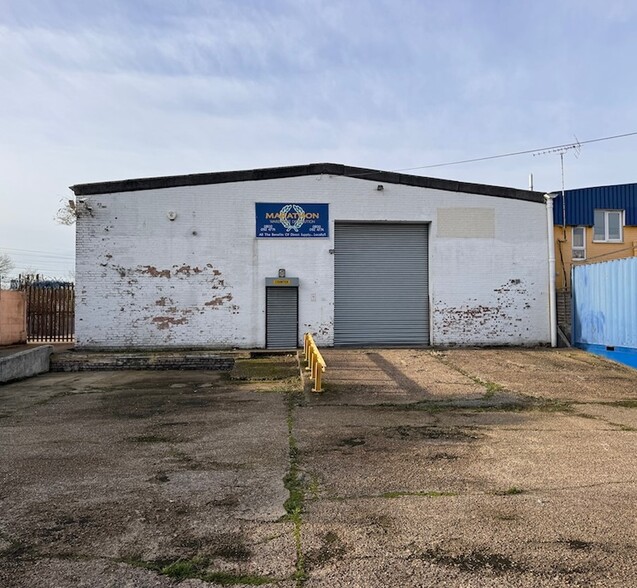 Unit 1-2 Uphall Rd, Ilford for rent - Building Photo - Image 2 of 5