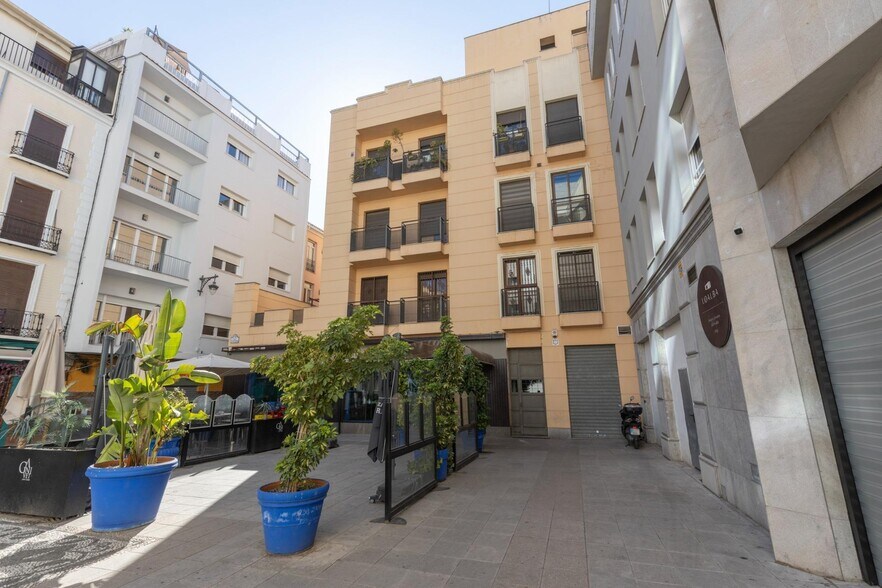 Calle Ángel Ganivet, 13, Granada, Granada for sale - Primary Photo - Image 1 of 50