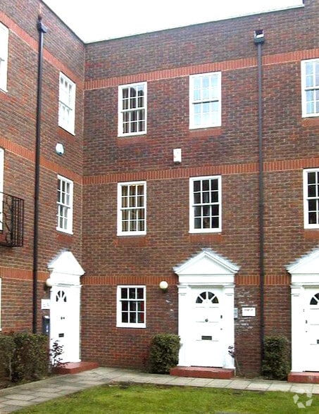 Station Appr, Wickford to rent - Building Photo - Image 2 of 4