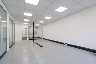 Great Central Way, London for rent Interior Photo- Image 2 of 5