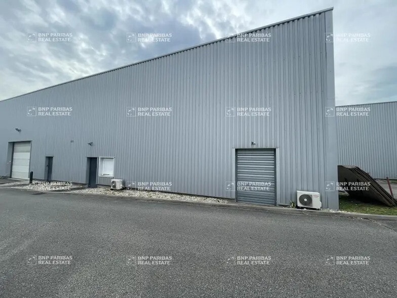 Light Industrial in Brignais to rent - Building Photo - Image 2 of 10