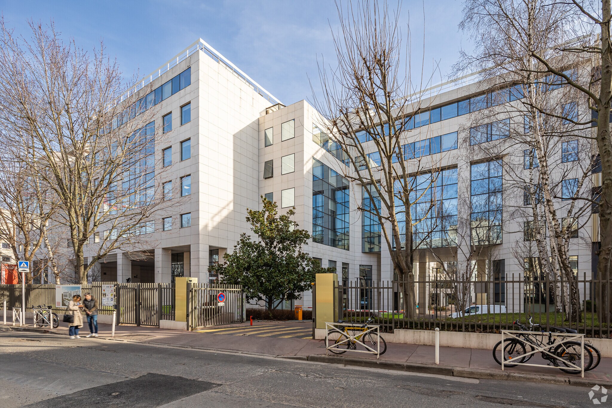 11-19 Rue De La Vanne, Montrouge to rent Primary Photo- Image 1 of 5