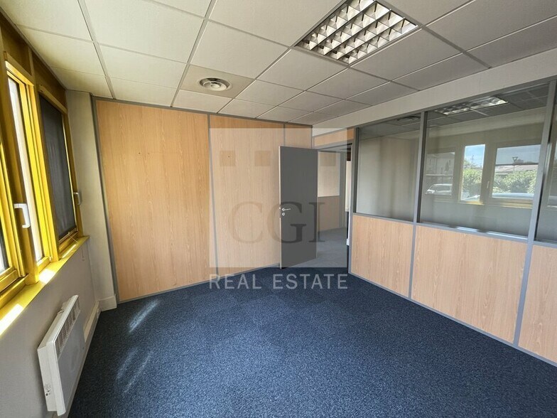 Office in Bron to rent - Interior Photo - Image 2 of 9