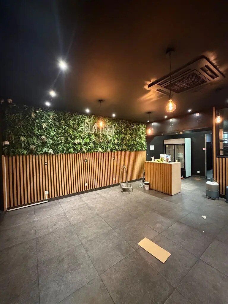 Retail in Saint-Denis to rent Interior Photo- Image 1 of 7