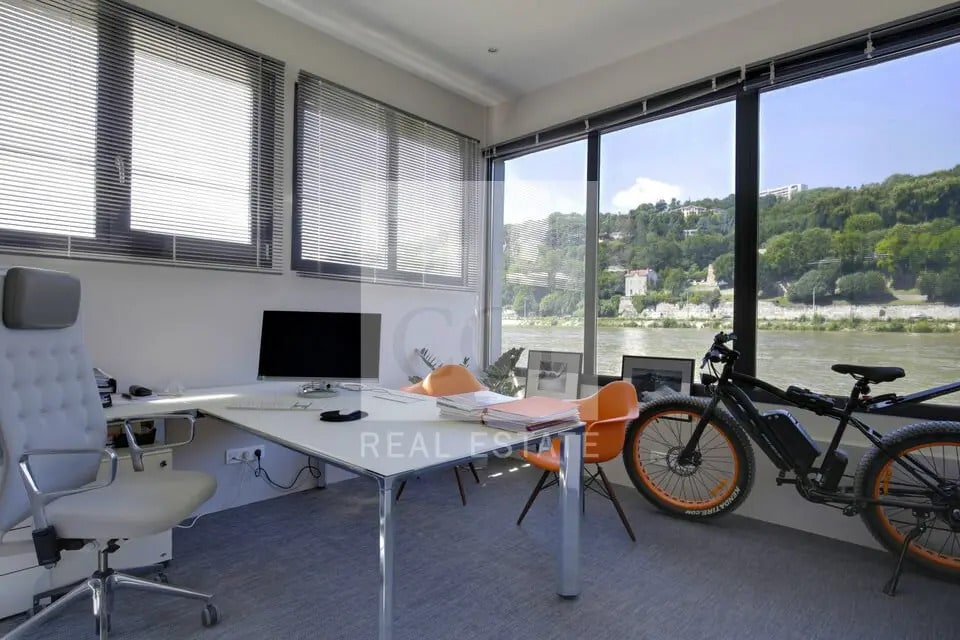 Office in Lyon to rent Interior Photo- Image 1 of 7